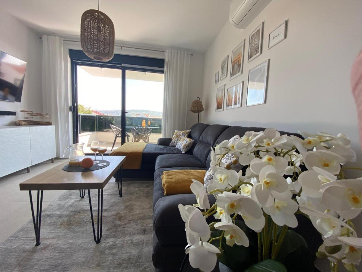 Apartment Agnes With 63 M2 Rooftop Terrace, Grill And Pool Okrug Gornji Exterior photo